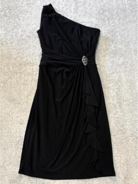 Elegant Black One-Shoulder Evening Dress with Decorative Brooch